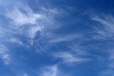 Splendido cielo blu e nuvole bianche sfondo astratto. Sfondo Cloudscape.  Cielo blu e soffici nuvole bianche nelle giornate di sole. Bel cielo blu.  Giornata mondiale dell'ozono. Strato di ozono. Cielo estivo Foto