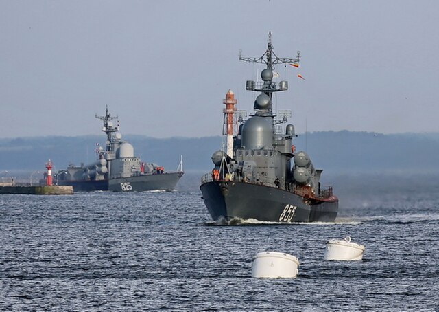 Questa immagine ha l'attributo alt vuoto; il nome del file è MARINA-RUSSA-Russian_naval_vessels_825_and_855_under_way_in_the_Baltic_Sea.jpg