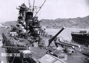 MARINA GIAPPONESE 640px-Japanese_battleship_Yamato_fitting_out_at_the_Kure_Naval_Base,_Japan,_20_September_1941_(NH_63433)