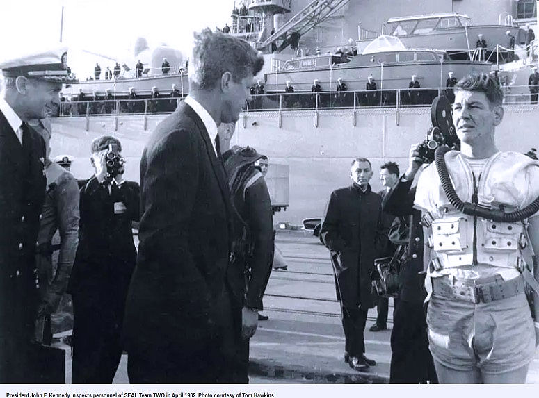 Questa immagine ha l'attributo alt vuoto; il nome del file è kennedy-ispeziona-un-seal-1092.jpg