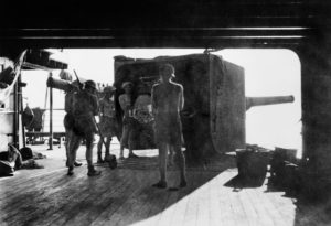MARINA INGLESE TEDESCA RMS LACONIA 6_inch_gun_Laconia_March_1942_AWM_028101