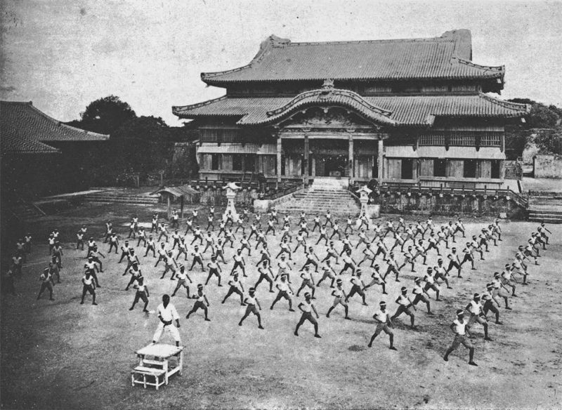 Questa immagine ha l'attributo alt vuoto; il nome del file è antica-scuola-di-Karate-di-okinawa.jpeg