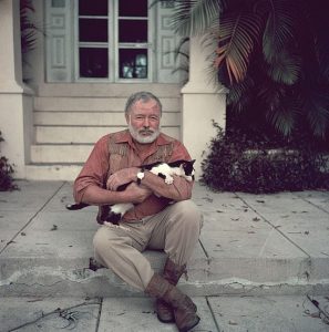 PERSONAGGI-HEMINGWAY-640px-Ernest-Hemingway-with-cat-1954