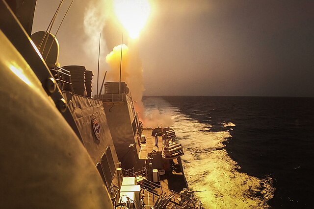 Questa immagine ha l'attributo alt vuoto; il nome del file è MARINA-USA-WIKIMEDIA-USS_Carney_engages_Houthi_missiles.jpg