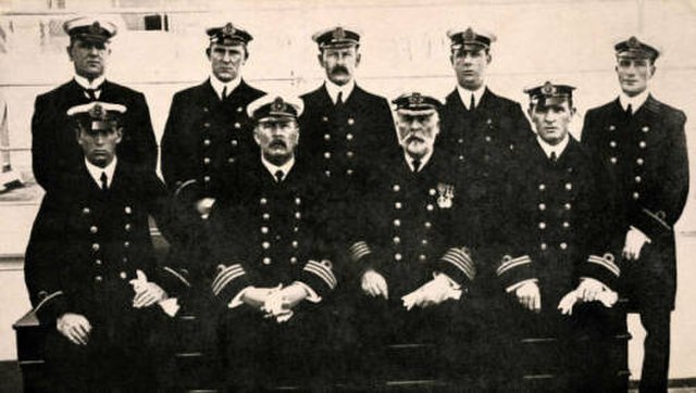 Questa immagine ha l'attributo alt vuoto; il nome del file è Captain_Smith_and_the_officers_of_the_RMS_Titanic_in_1912.jpg